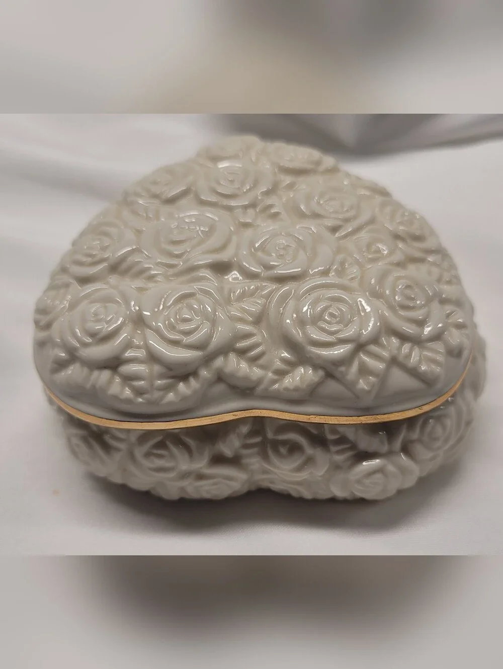 Lenox Porcelain Roses Heart Shaped Off White 24K Gold Trim Vanity Trinket Box